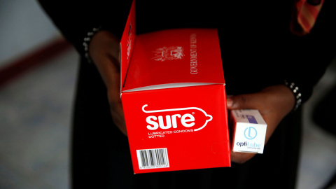 Una mujer diagnosticada con Sida lleva una caja de condones después de reunirse con un consejero de adherencia al VIH en el centro de tratamiento de la OIM en Eastleigh.- REUTERS