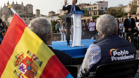El presidente nacional del Partido Popular y candidato a la Presidencia del Gobierno, Pablo Casado interviene durante un mitin en Palma de Mallorca. EFE/CATI CLADERA El presidente nacional del Partido Popular y candidato a la Presidencia del Gobierno, Pablo Casado interviene durante un mitin en Palma de Mallorca. EFE/CATI CLADERA