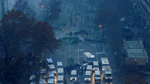 Vista aérea de las barricadas en una de las avenidas cercanas a la Place de l'Etoile en París durante las protestas contra la subida de impuestos a los carburantes.- Stephane Mahe/REUTERS