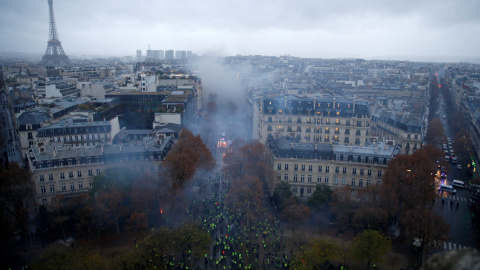Vista aérea de la ciudad de París y las barricadas creadas por los manifestantes de los chalecos amarillos durante las protestas contra la subida de impuestos a los carburantes del presidente Macron.- Stephane Mahe/REUTERS