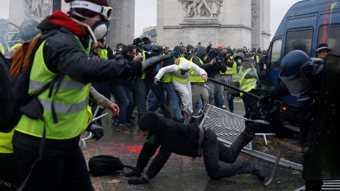 Instantes que captan la carga policial en los aledaños del Arco del triunfo, uno de los lugares de París que ha sido tomado por los chalecos amarillos.- Stephane Mahe/REUTERS