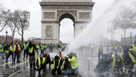 La policía dispara a los manifestantes con una tanqueta de agua a presión. Stephane Mahe/REUTERS