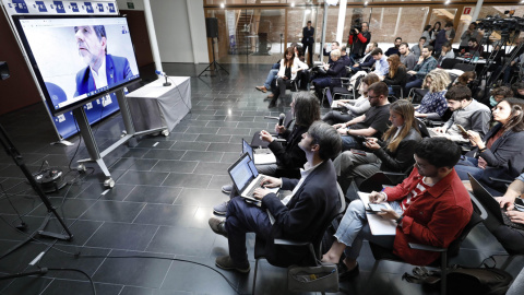 Una pantalla proyecta una imagen del cabeza de lista de JxCat al Congreso por Barcelona, Jordi Sànchez, durante la rueda de prensa desde el centro penitenciario de Soto del Real (Madrid), por vía telemática. EFE/ Andreu Dalmau Una pantalla proyecta una imagen del cabeza de lista de JxCat al Congreso por Barcelona, Jordi Sànchez, durante la rueda de prensa desde el centro penitenciario de Soto del Real (Madrid), por vía telemática. EFE/ Andreu Dalmau