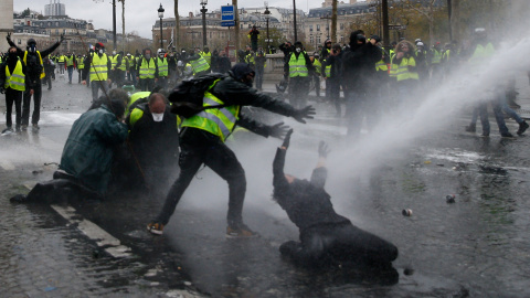 La Policía dispara a los manifestantes con una tanqueta de agua a presión. Stephane Mahe/REUTERS