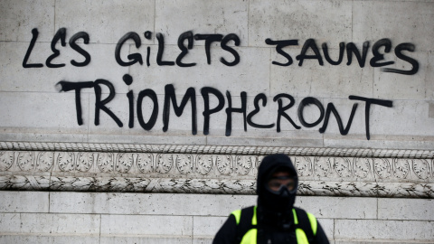 "Los chalecos amarillos triunfarán", pintada en el Arco del Triunfo.- Stephane Mahe/REUTERS