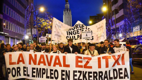 Un momento de la manifestación que ha recorrido esta tarde las calles de Bilbao, en protesta contra el proceso de liquidación de los astilleros de La Naval de Sestao.- EFE Un momento de la manifestación que ha recorrido esta tarde las calles de Bilbao, en protesta contra el proceso de liquidación de los astilleros de La Naval de Sestao.- EFE