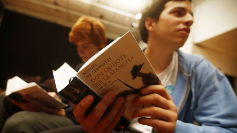 Un joven lector sostiene El Quijote.- EFE Un joven lector sostiene El Quijote.- EFE