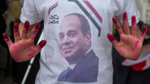 Decenas de personas mostraban banderas nacionales y fotografías del actual presidente egiptcio, Abdelfatah al Sisi, a su salida de un colegio electoral durante la última jornada de votaciones para las elecciones presidenciales. Mohamed Hossam (EFE) Decenas de personas mostraban banderas nacionales y fotografías del actual presidente egiptcio, Abdelfatah al Sisi, a su salida de un colegio electoral durante la última jornada de votaciones para las elecciones presidenciales. Mohamed Hossam (EFE)