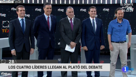 Así han posado Casado, Sánchez, Fortes (moderador), Rivera e Iglesias antes del debate. Así han posado Casado, Sánchez, Fortes (moderador), Rivera e Iglesias antes del debate.
