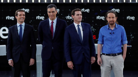Así han posado Casado, Sánchez, Rivera e Iglesias antes del debate. REUTERS/Sergio Pérez Así han posado Casado, Sánchez, Rivera e Iglesias antes del debate. REUTERS/Sergio Pérez