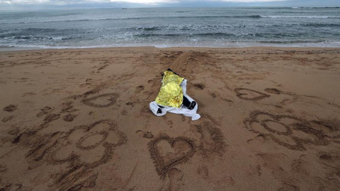 El cadáver de un migrante hallado en la zona del Faro de Trafalgar (Cádiz), perteneciente al naufragio de una patera el pasado lunes en esta zona gaditana. EFE/Román Ríos