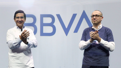 El presidente de BBVA, Carlos Torres Vila, y el consejero delegado, el turco Onur Genç,en la presentación del nuevo logo del banco. El presidente de BBVA, Carlos Torres Vila, y el consejero delegado, el turco Onur Genç,en la presentación del nuevo logo del banco.