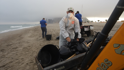 Trabajadores municipales en la playa de Santa Bárbara en La Línea con restos del vertido del OS 35 a 20 de septiembre del 2022 en La Línea (Cádiz, Andalucía, España). Trabajadores municipales en la playa de Santa Bárbara en La Línea con restos del vertido del OS 35 a 20 de septiembre del 2022 en La Línea (Cádiz, Andalucía, España).