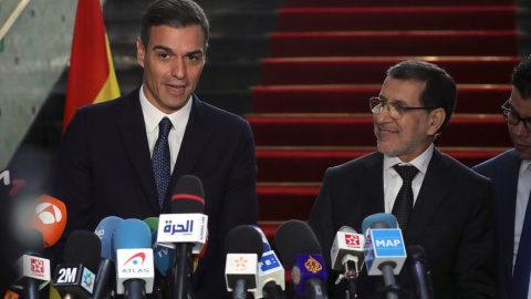 El presidente del Gobierno español, Pedro Sánchez, y el primer ministro marroquí, Saadedín Al Othmani, durante la rueda de prensa conjunta que ofrecieron en Rabat tras la reunión mantenida por ambos mandatarios. EFE/Ballesteros El presidente del Gobierno español, Pedro Sánchez, y el primer ministro marroquí, Saadedín Al Othmani, durante la rueda de prensa conjunta que ofrecieron en Rabat tras la reunión mantenida por ambos mandatarios. EFE/Ballesteros