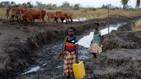 Varias mujeres desplazadas tras el paso del ciclón Idai recogen agua en Sofala. EFE Varias mujeres desplazadas tras el paso del ciclón Idai recogen agua en Sofala. EFE