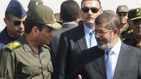 El ahora encarcelado y entonces flamante nuevo presidente egipcio, el islamista Mohamed Mursi, junto al general Al Sisi, actual presidente egipcio y líder del posterior golpe de Estado que derrocó al Gobierno de los Hermanos Musulmanes, en una imagen de El ahora encarcelado y entonces flamante nuevo presidente egipcio, el islamista Mohamed Mursi, junto al general Al Sisi, actual presidente egipcio y líder del posterior golpe de Estado que derrocó al Gobierno de los Hermanos Musulmanes, en una imagen de