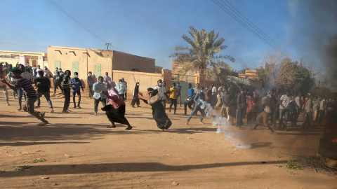 Manifestantes sudaneses huyen de los gases lacrimógenos durante una protesta contra el Gobierno en Omdurman, Jartum.-REUTERS Manifestantes sudaneses huyen de los gases lacrimógenos durante una protesta contra el Gobierno en Omdurman, Jartum.-REUTERS