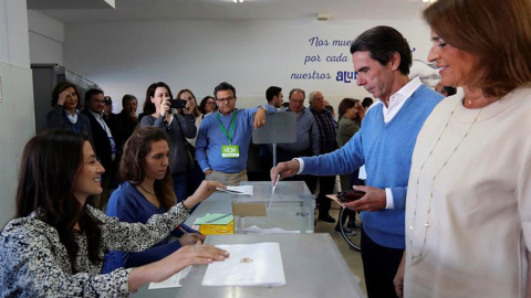 El expresidente del Gobierno José María Aznar, en compañía de su esposa, Ana Botella, ejerce su voto este domingo.- EFE