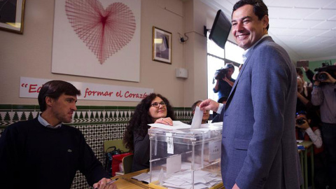 El presidente de la Junta y líder del PP andaluz, Juanma Moreno, ejerce su derecho al voto en el colegio Sagrado Corazón de Jesús en Málaga.- EFE