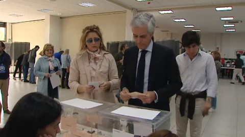 Adolfo SuÃ¡rez Illana vota en La Moraleja y anima a la participaciÃ³n