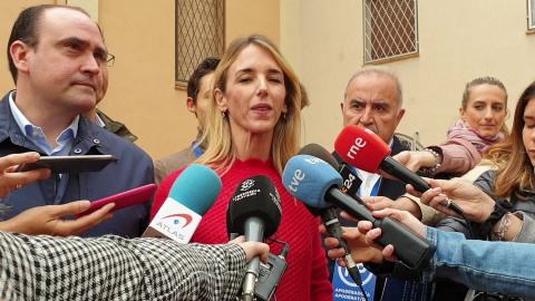 Cayetana Ãlvarez atiende a los medios en el centro de votaciÃ³n de las Salesianes de SarriÃ 
