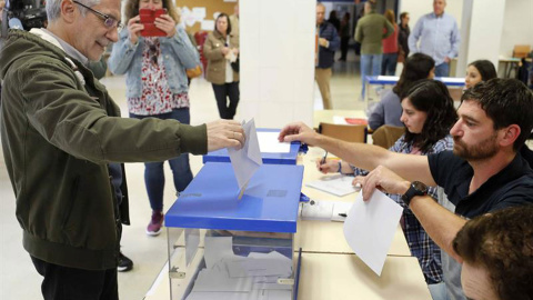 El candidato de Actúa a la Presidencia del Gobierno, Gaspar Llamazares, votando este Domingo en Oviedo.- EFE