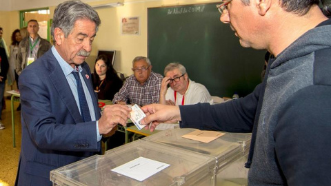 El presidente de Cantabria y secretario general del PRC, Miguel Ángel Revilla, vota este domingo en el colegio Fernando de los Ríos de Astillero (Cantabria). EFE/ Román G.aguilera