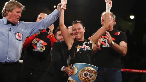 a boxeadora española Joana Pastrana se ha proclamado por tercera vez campeona mundial del peso mínimo de la Federación Internacional de Boxeo, tras vencer a la mexicana Ana "La Bronca"' Arrazola en el combate disputado esta noche en la localidad madril a boxeadora española Joana Pastrana se ha proclamado por tercera vez campeona mundial del peso mínimo de la Federación Internacional de Boxeo, tras vencer a la mexicana Ana "La Bronca"' Arrazola en el combate disputado esta noche en la localidad madril