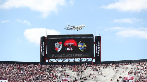 Un avión pasa sobre la pantalla del estadio Monumental hoy antes del partido que se debía haber jugado en Buenos Aires el pasado 24 de noviembre. - EFE Un avión pasa sobre la pantalla del estadio Monumental hoy antes del partido que se debía haber jugado en Buenos Aires el pasado 24 de noviembre. - EFE