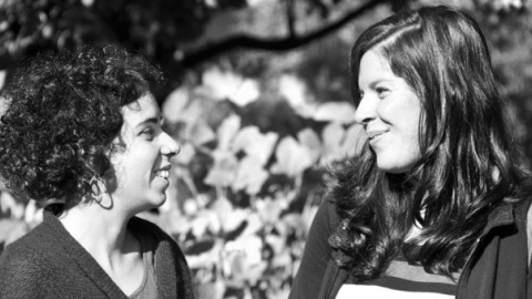 Adriana P. Villanueva y Sabela Iglesias, coautoras del documental 'O Dentón'. FOTO: ALBA PROL Adriana P. Villanueva y Sabela Iglesias, coautoras del documental 'O Dentón'. FOTO: ALBA PROL