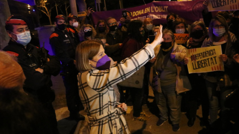 L'expresidenta del Parlament Carme Forcadell saludant abans d'entrar a la presó de Wad-Ras després que se li hagi revocat el tercer grau. L'expresidenta del Parlament Carme Forcadell saludant abans d'entrar a la presó de Wad-Ras després que se li hagi revocat el tercer grau.