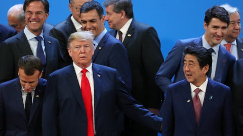 El presidente de EEUU, Donald Trump, junto al francés Emmanuel Macron, el holandés Mark Rutte, el español Pedro Sánchez, el canadiense Justin Trudeau y el japonés Shinzo Abe, tras posar para la foto de familia de la cumbre del G-20 en Buenos Aires. El presidente de EEUU, Donald Trump, junto al francés Emmanuel Macron, el holandés Mark Rutte, el español Pedro Sánchez, el canadiense Justin Trudeau y el japonés Shinzo Abe, tras posar para la foto de familia de la cumbre del G-20 en Buenos Aires.