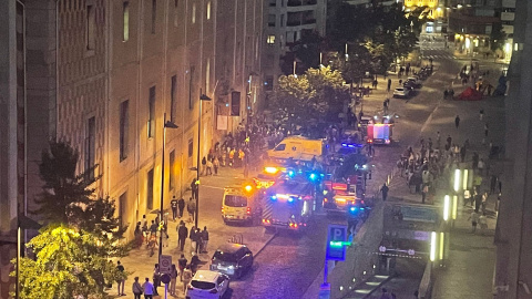 Los servicios de emergencias en las inmediaciones de la casa de la Cultura de Girona. Los servicios de emergencias en las inmediaciones de la casa de la Cultura de Girona.
