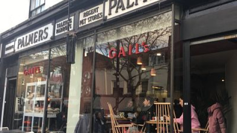 Una cafetería en el centro de Londres Una cafetería en el centro de Londres