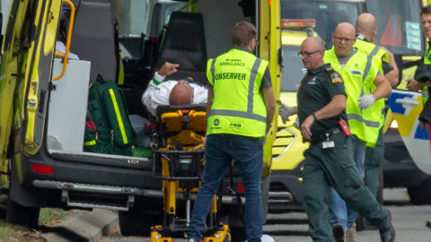 Un herido en los ataques a dos mezquitas en Nueva Zelanda es atendido por los servicios sanitarios. /REUTERS Un herido en los ataques a dos mezquitas en Nueva Zelanda es atendido por los servicios sanitarios. /REUTERS