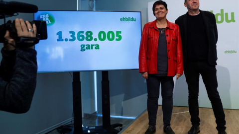 Los dirigentes de EH Bildu, Arnaldo Otegi y Marian Beitialarrangoitia, durante la rueda de prensa que han ofrecido este lunes en San Sebastián. /EFE Los dirigentes de EH Bildu, Arnaldo Otegi y Marian Beitialarrangoitia, durante la rueda de prensa que han ofrecido este lunes en San Sebastián. /EFE