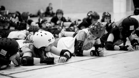 Varias chicas de Roller Derby Madrid, preparadas para salir a la carrera durante uno de los ejercicios de aceleración y explosividad.- CHRISTIAN GONZÁLEZ gatas16