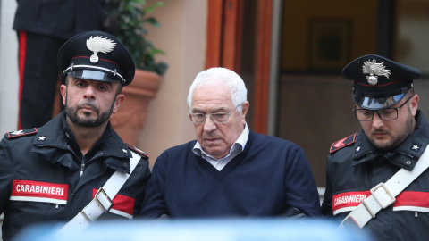 Settimino Mineo, considerado nuevo jefe de Cosa Nostra, es escoltado por dos carabineros tras su arresto en Palermo - EFE/ Igor Pety Settimino Mineo, considerado nuevo jefe de Cosa Nostra, es escoltado por dos carabineros tras su arresto en Palermo - EFE/ Igor Pety