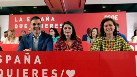 Pedro Sánchez, Adriana Lastra y Carmen Calvo, en el Comité Federal del PSOE de este domingo. EFE/JJ Guillén Pedro Sánchez, Adriana Lastra y Carmen Calvo, en el Comité Federal del PSOE de este domingo. EFE/JJ Guillén