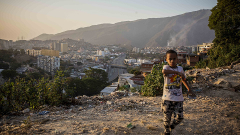 Un niño camina en el sector del Observatorio, en la parroquia del 23 de Enero, en Caracas.- JAIRO VARGAS Un niño camina en el sector del Observatorio, en la parroquia del 23 de Enero, en Caracas.- JAIRO VARGAS