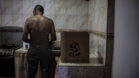 Un vecino de la parroquia 23 de enero prepara la cena con productos del Comité Local de Abastecimiento y Producción (CLAP) en su apartamento. JAIRO VARGAS Un vecino de la parroquia 23 de enero prepara la cena con productos del Comité Local de Abastecimiento y Producción (CLAP) en su apartamento. JAIRO VARGAS