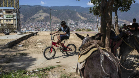 Un niño monta en bicicleta en el barrio 23 de Enero de Caracas.- JAIRO VARGAS Un niño monta en bicicleta en el barrio 23 de Enero de Caracas.- JAIRO VARGAS