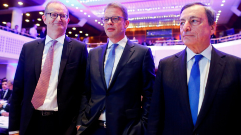 El presidente del BCE, Mario Draghi, con los consejeros delegados de Deutsche Bank, Christian Sewing, y de Commerzbank, Martin Zielke, en un seminario sobre banca en Fráncfort el pasado noviembre. REUTERS/Ralph Orlowski El presidente del BCE, Mario Draghi, con los consejeros delegados de Deutsche Bank, Christian Sewing, y de Commerzbank, Martin Zielke, en un seminario sobre banca en Fráncfort el pasado noviembre. REUTERS/Ralph Orlowski