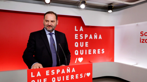 El secretario de Organización del PSOE, José Luis Ábalos, en rueda de prensa posterior a la reunión de la Ejecutiva en la sede de Ferraz, tras la victoria de la formación en las elecciones generales del 28-A. EFE/Zipi