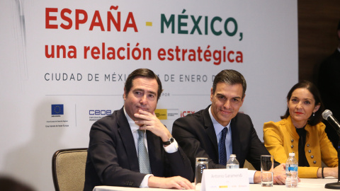 El presidente del Gobierno, Pedro Sánchez, junto al presidente de CEOE, Antonio Garamendi, y la ministra de Industria, Reyes Maroto, durante el desayuno de trabajo que ha mantenido con empresarios españoles. POOL MONCLOA/Fernando Calvo El presidente del Gobierno, Pedro Sánchez, junto al presidente de CEOE, Antonio Garamendi, y la ministra de Industria, Reyes Maroto, durante el desayuno de trabajo que ha mantenido con empresarios españoles. POOL MONCLOA/Fernando Calvo
