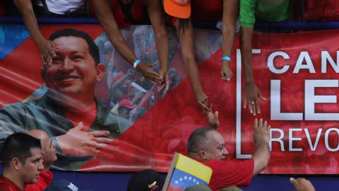 Simpatizantes saludan al presidente de la Asamblea Nacional Constituyente, Diosdado Cabello (c), este sábado en una movilización encabezada por el presidente de Venezuela, Nicolás Maduro, para celebrar la salida del país de la Organización de Estados Simpatizantes saludan al presidente de la Asamblea Nacional Constituyente, Diosdado Cabello (c), este sábado en una movilización encabezada por el presidente de Venezuela, Nicolás Maduro, para celebrar la salida del país de la Organización de Estados