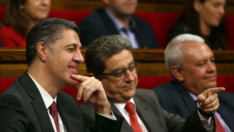 Los diputados del PPC, Xavier García Albiol (i), y Enric Millo (2i), durante el pleno del Parlament. /EFE
