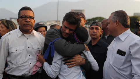 El opositor venezolano Leopoldo López tras ser liberado este martes en Caracas, donde cumplía una pena de casi 14 años de prisión en régimen de arresto domiciliario, como consecuencia de un "movimiento militar y civil". EFE/Rayner Peña