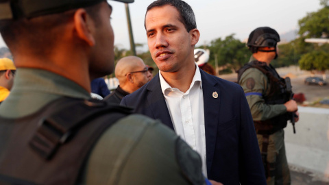El líder de la oposición, Juan Guaidó, habla con un militar cerca de la base aérea del Generalísimo Francisco de Miranda, en Caracas.  REUTERS/Carlos Garcia Rawlins
