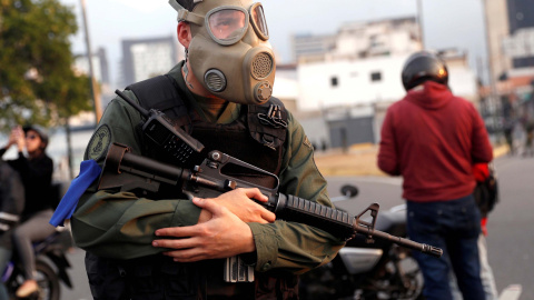 Un militar cerca de la base aérea. REUTERS/Carlos Garcia Rawlins